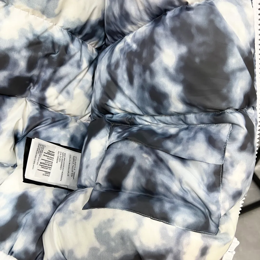 P780 𝗖𝗔𝗡𝗔𝗗𝗔 𝗚𝗢𝗢𝗦𝗘｜Canada Goose Glacier THE ICONS series Chilliwack bomber jacket 7999U1 Product color: black, white, dawn blue, pink, mood blue Size: S, M, L, XL, XXL Description: The Chilliwack bomber jacket was originally designed for pilots in the uninhabited areas of northern Canada. It is durable, warm and easy to move, which can meet the needs of pilots working in the Arctic waterways. Chilliwack's iconic style remains popular and is a popular jacket from Canada Goose. The Northern Lights capsule collection is reimagined in rich hues inspired by the stunning colors of Canada's north. The Glacial Haze capsule series is improved with an eye-catching and layered color series, giving people the feeling of being caught in the mist around icebergs and glaciers. Material list: 1⃣ Original custom-made double plain 9500-100% nylon nylon fabric 2⃣ Original YKK zipper, not a sub-factory product 3⃣ National standard 80% widely inspected white duck down, (ZP uses 80% white duck down/everything that boasts 90% is fake) Material analysis characteristics: 1⃣ Original factory/9500-100% nylon100% nylon Lurex yarn is actually 100% nylon. Nowadays, there are few pure ones. Most of them are mixed with cotton or polyester. Our top-quality original version is developed in accordance with ZP and uses the same material. 2⃣ As we all know, the original version uses 80% white duck down. The fill power refers to the cubic inches of volume occupied by each ounce (30 grams) of down under certain conditions. If one ounce of down occupies 500 cubic inches, the fill power of the down is 500. So we can simply understand it as: fill power is the volume of down, and the volume of down is fill power. The higher the fill power of down, it means that under the same filling amount, down can fix a larger volume of air layer to keep warm and insulate, so the warmth retention of down is better.
